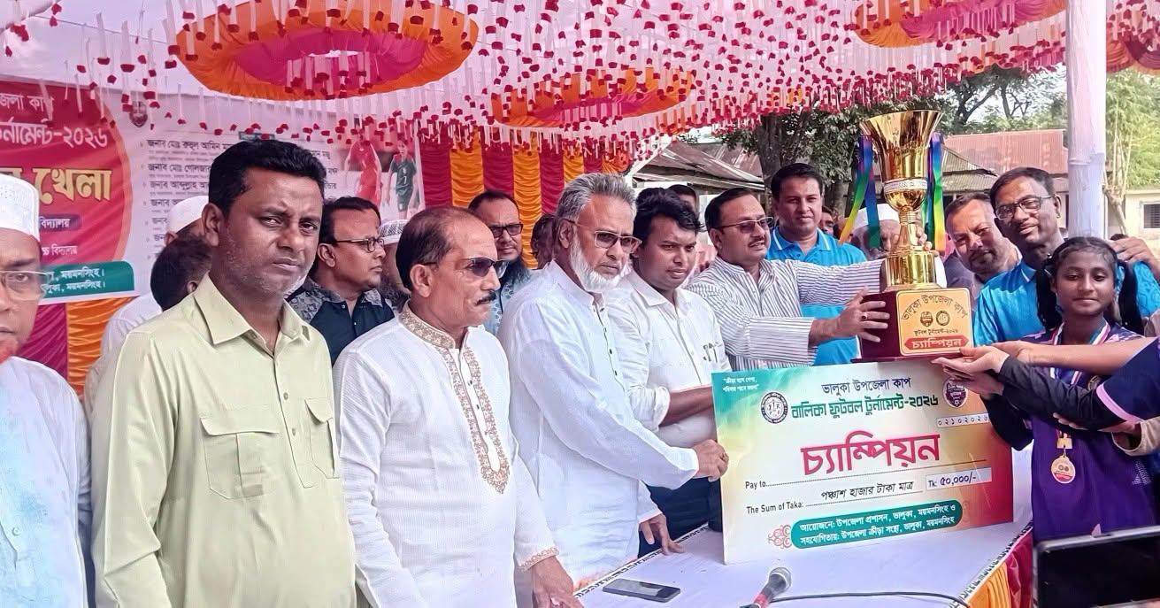 শিক্ষার্থীদের পড়ালেখার পাশাপাশি খেলাধুলায় মনোনিবেশ করতে হবে